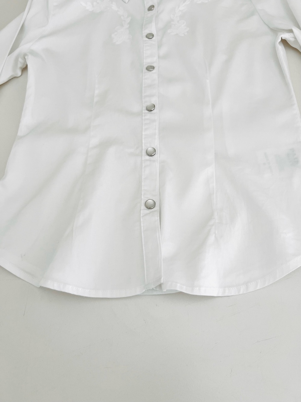 Dairy Boy Tailored Pearl Snap Top Shirt Size: 6 Color: White - Picture 5 of 16